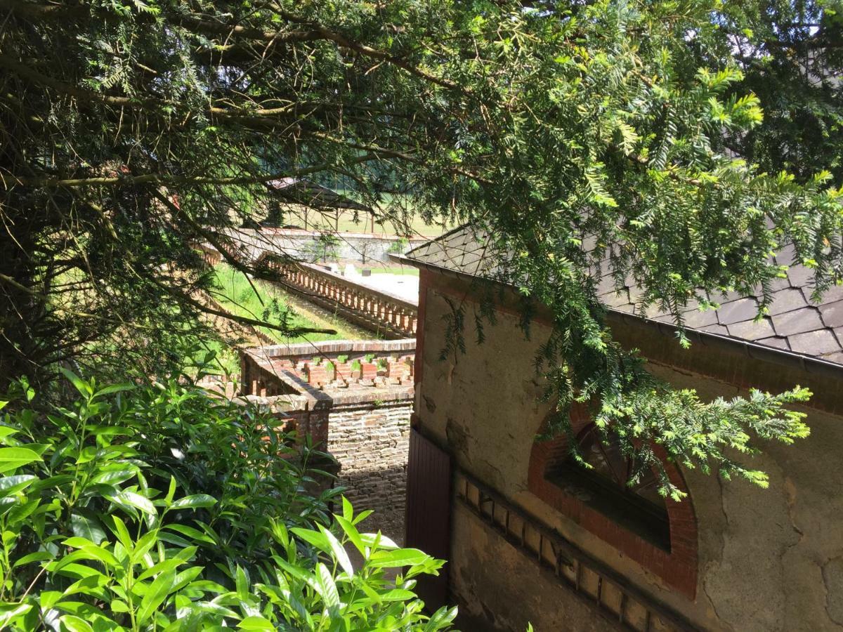 Gite Les Ecuries Du Manoir De Benedicte Cahan Exterior foto